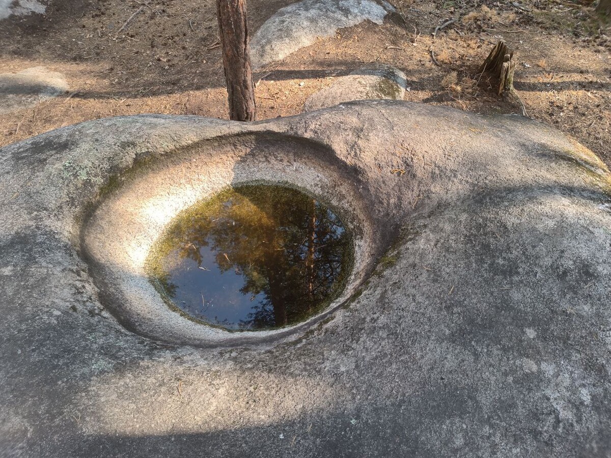 Святые места в учалинском районе. Каменные чаши ахуново. Чаши ахуново учалинские. Ахуновские менгиры. Деревня ахуново.