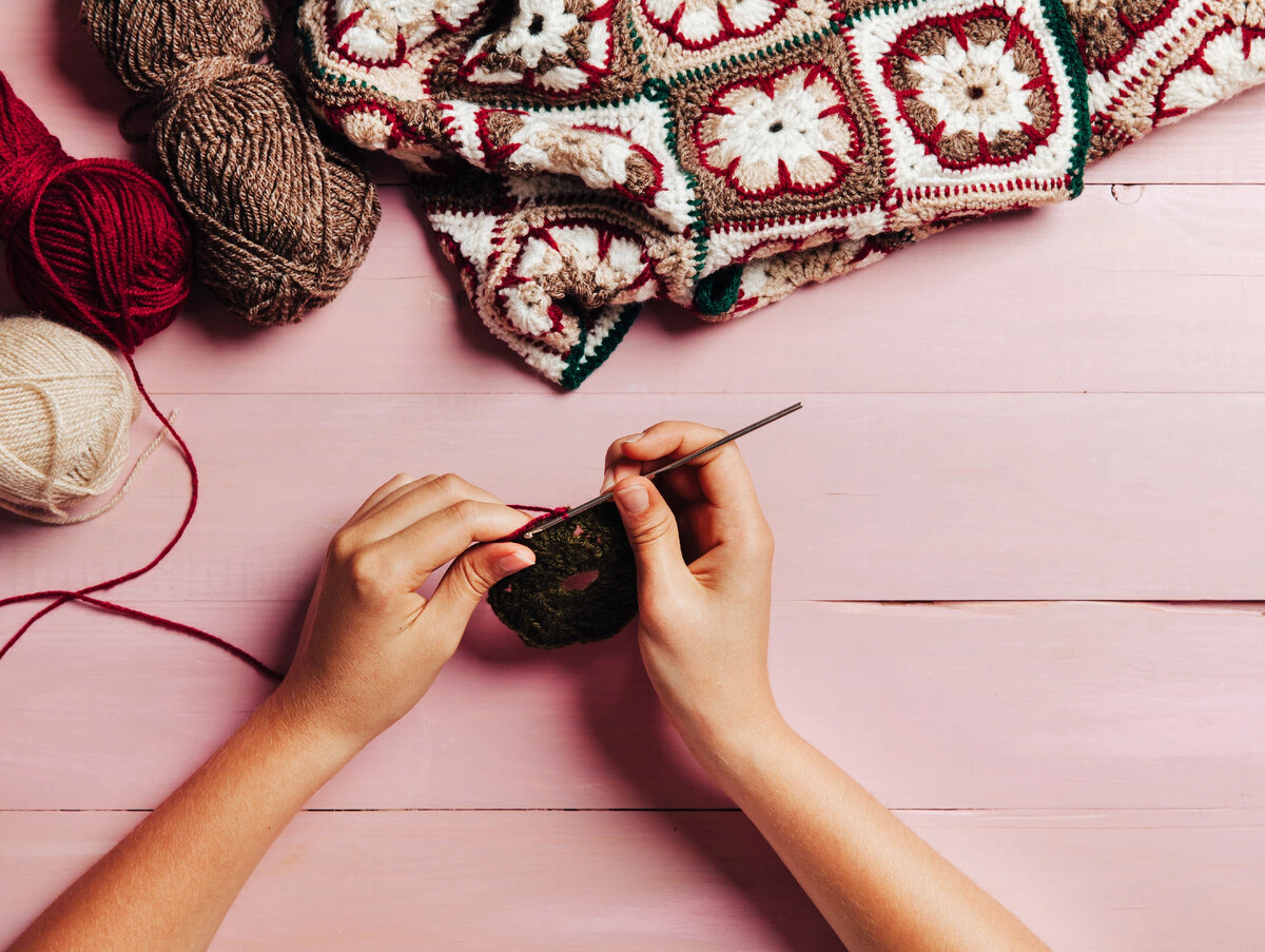 Knitting hands. Вязание руками. Руки вязание живопись. Чем вяжут. @Hand_Knit.