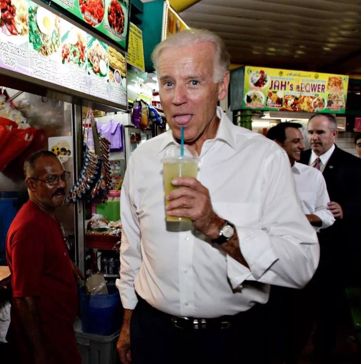 Анекдот про обаму и рубль. Анекдот про обаму и рубль. Джо байден падает на трапе. Шутки с неожиданным концом. Анекдот про байдена в баре.