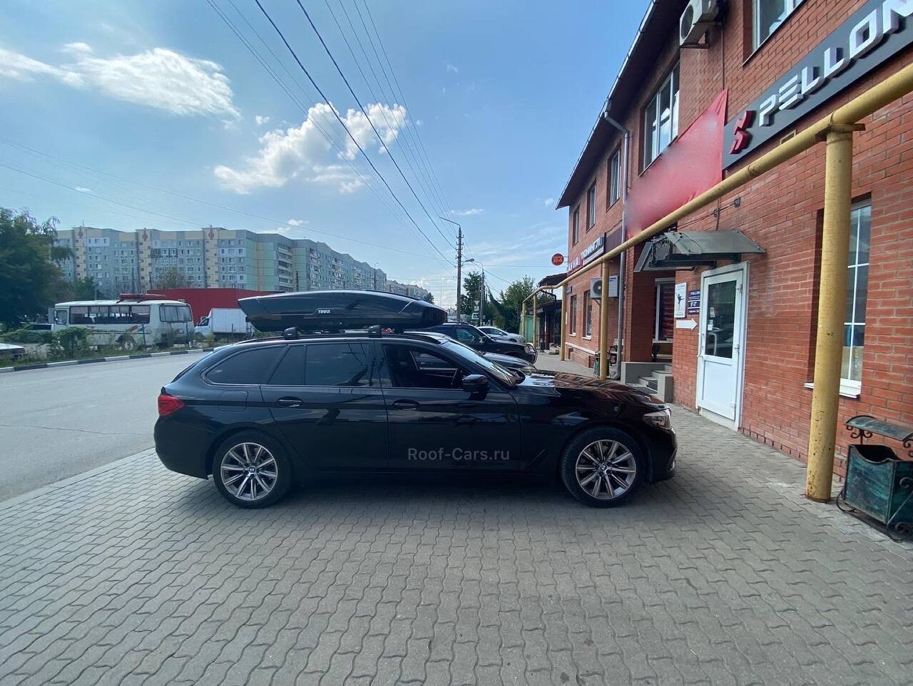 Установка багажника и автобокса 500л на BMW 5 series G31 в Туле – вид сбоку