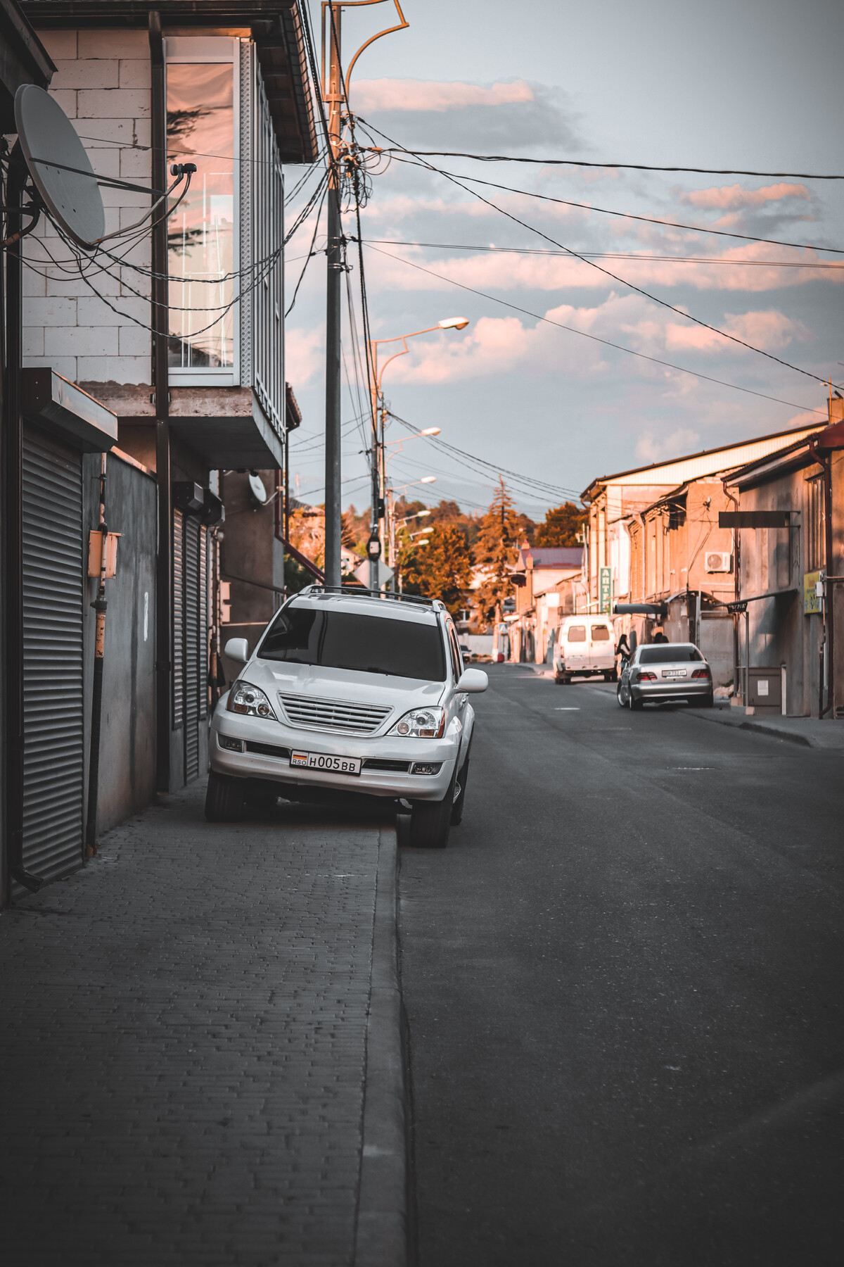 типичная улица махалли. типичная улица в россии.