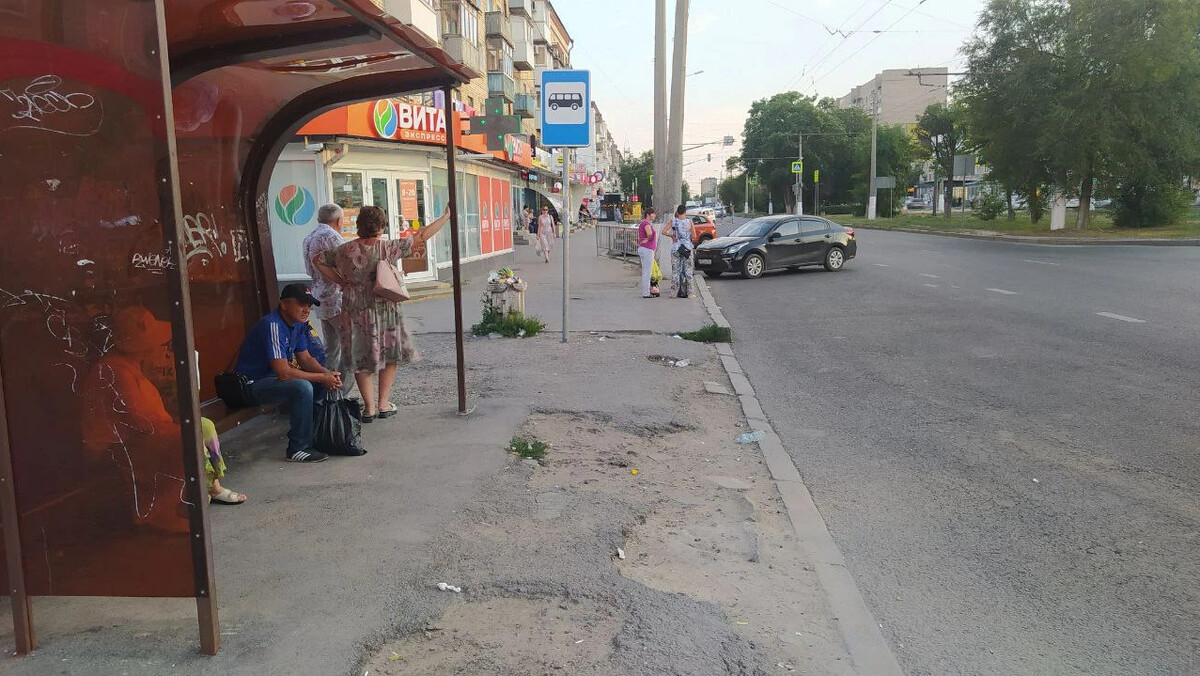 Остановки волгоград. Остановка Титова Волгоград. Остановка. Волгоград улицы. Волгоград грязные улицы.