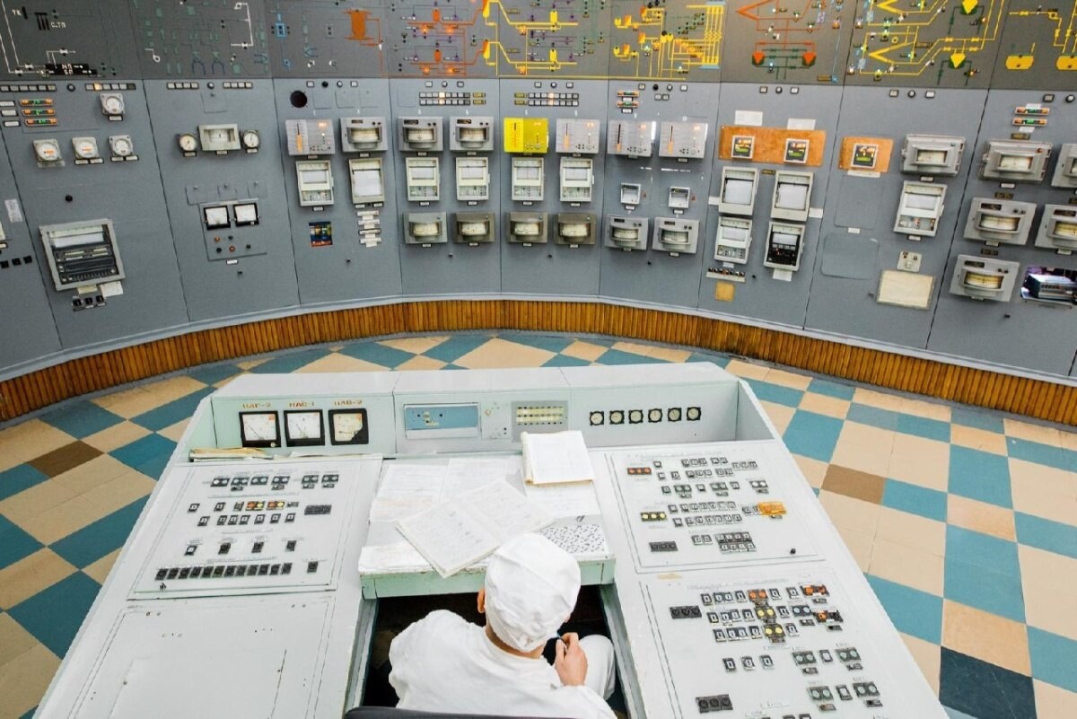 Калининская аэс бщу. Управление реактором. Огромный пульт управления. Управление реактором. Блочный щит курской аэс.