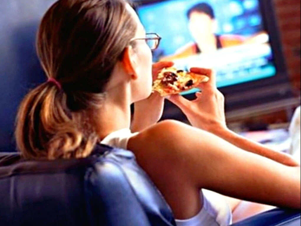 Девушка повар. Попкорн в кинотеатре. Человек возле телевизоров. Есть просмотр. Есть просмотр.