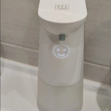 Mientras estaba de visita, me enamoré de un dispensador de jabón “inteligente” (convierte el jabón líquido en espuma, mientras que el consumo es menor de lo habitual). Y al final alaba con una carita sonriente (que a mis hijos les gustó especialmente).- 3