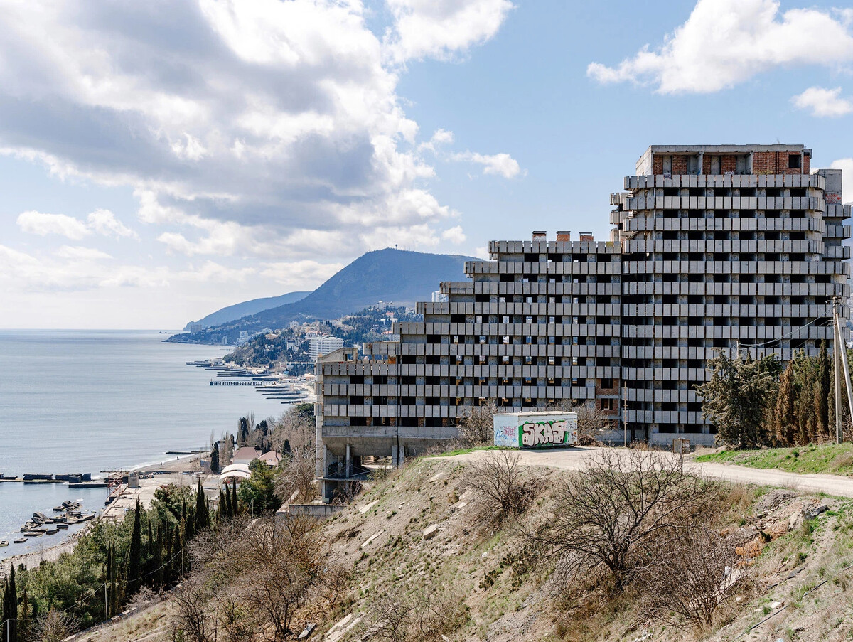 Пенсионный алушта. Алушта пансионат недострой "утюг". Алушта недостроенный пансионат. Недострой в Алуште утюг. Алуштинский недострой.