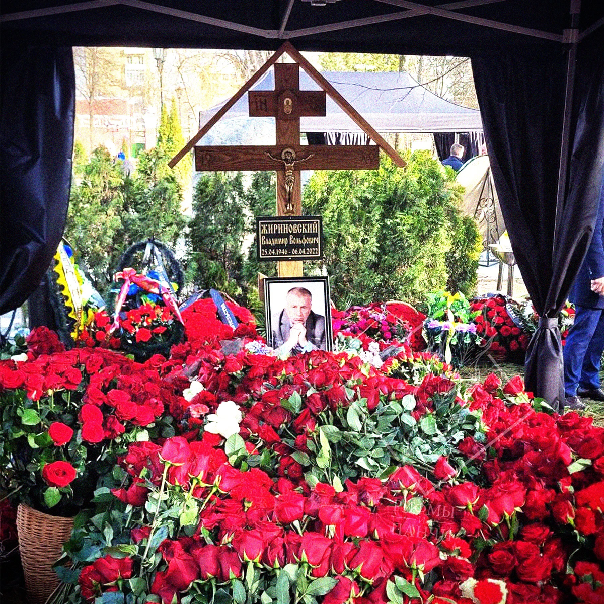 могила жириновского на новодевичьем кладбище. кладбище жириновского фото. владимир жириновский могила. николай еременко похороны. владимир жириновский новодевичье кладбище.