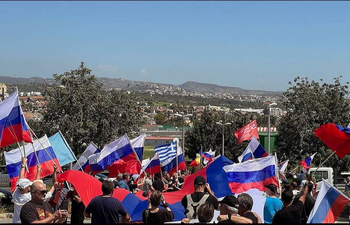 Поддержи грецию. Митинг на Кипре. Митинг за Россию на Кипре. Митинг в Греции в поддержку России. Греция за Россию.