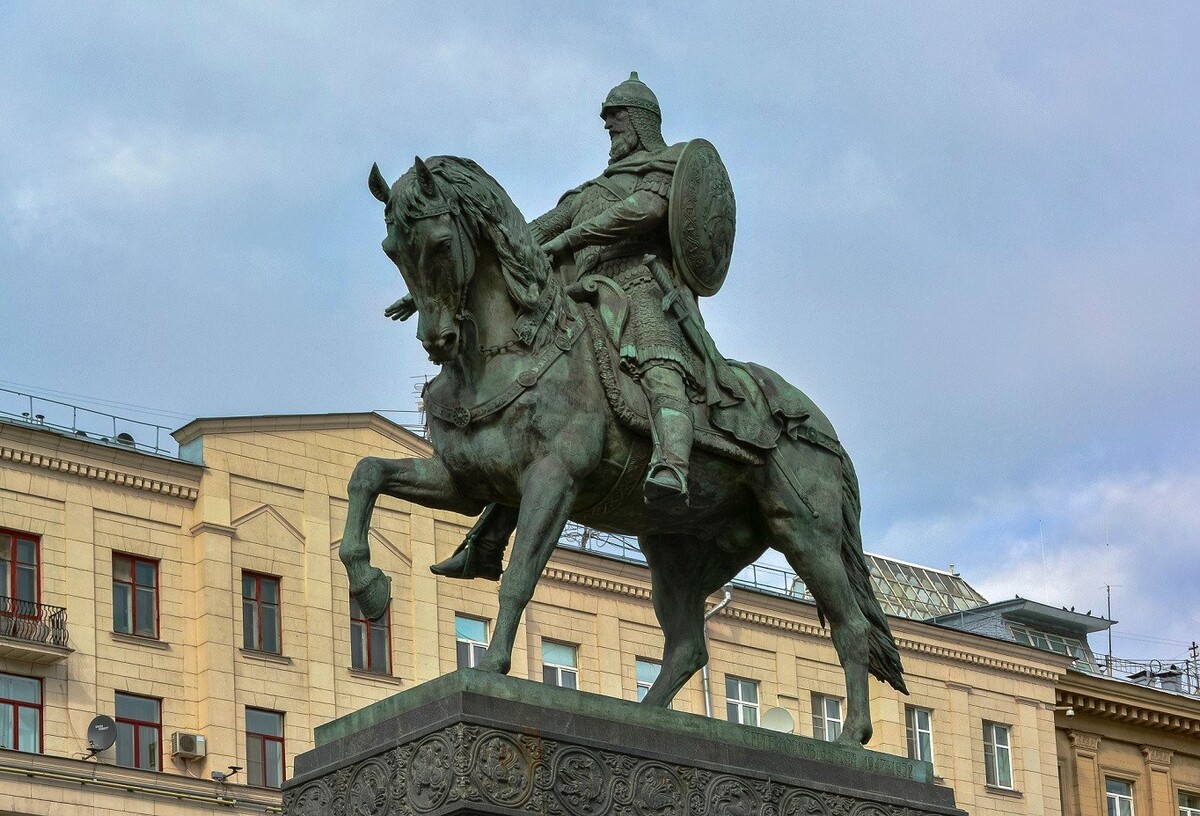 памятники в москве описание