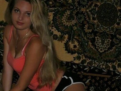 Мода 90-х - фото на фоне ковра Давно вы листали свой семейный альбом ...