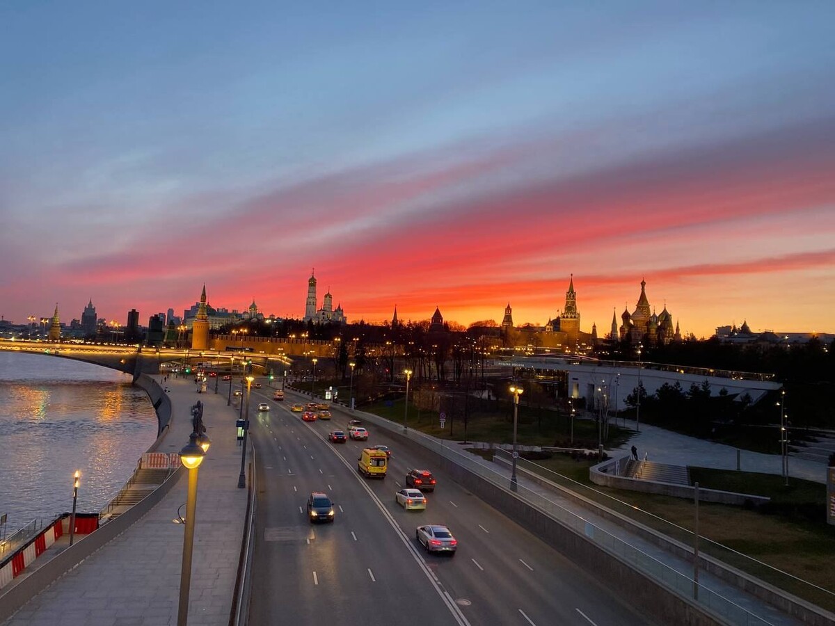 Закат в москве. Красивый закат в Москве. Красивый вид на закат в Москве. Москва вечером.