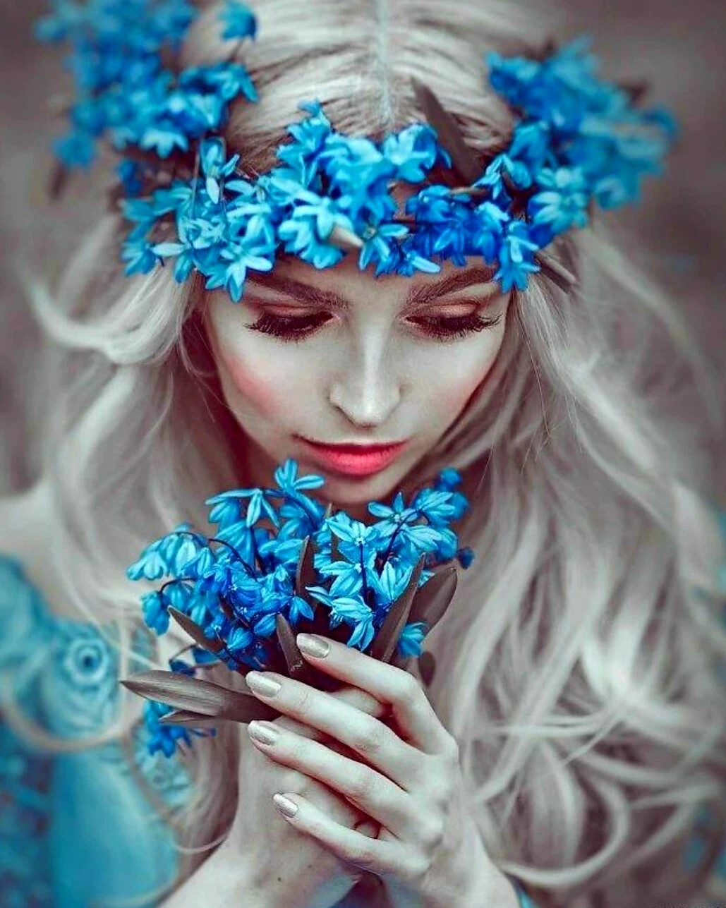 Девушка с синим цветом