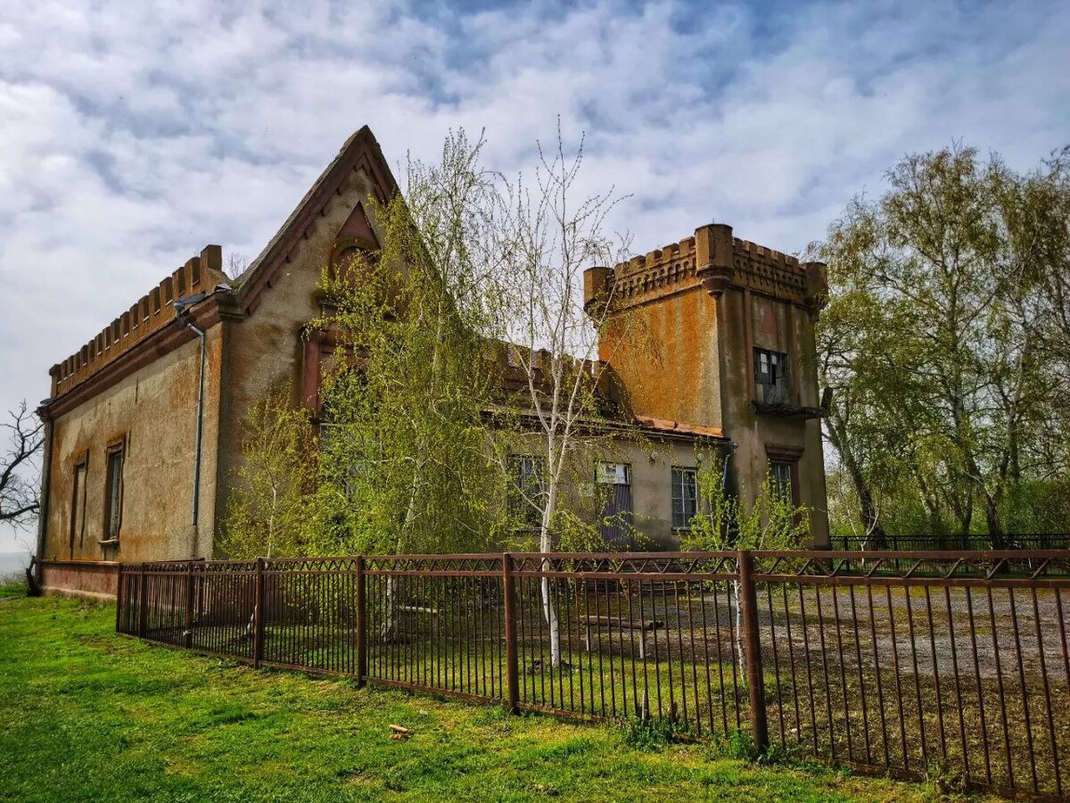 Лакиера под таганрогом. Замок Лакиера Золотая коса. Усадьба Лакиера. Усадьба Лакиера в золотой косе. Замок Лакиера в Ростовской.