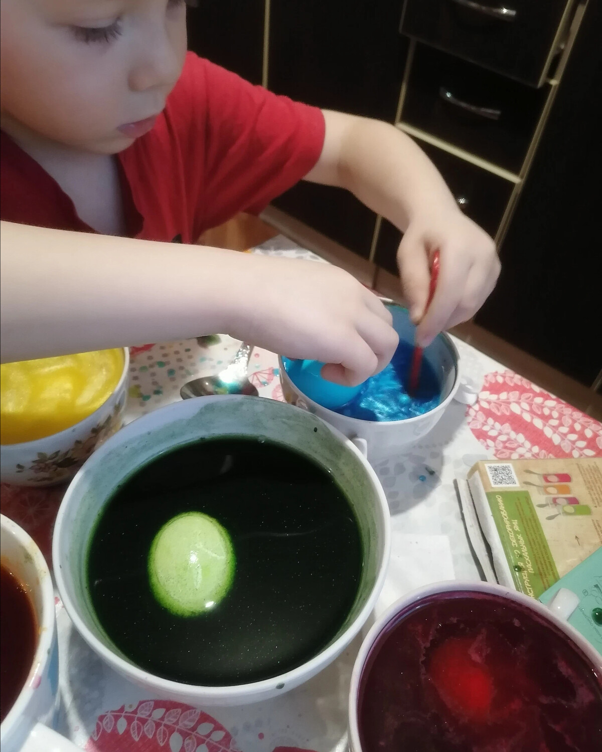Яичный краситель. Красители для яиц. Покраска яиц необычным способом обычным чаем. Крашение яиц с содой. Как покрасить яйца без красителей