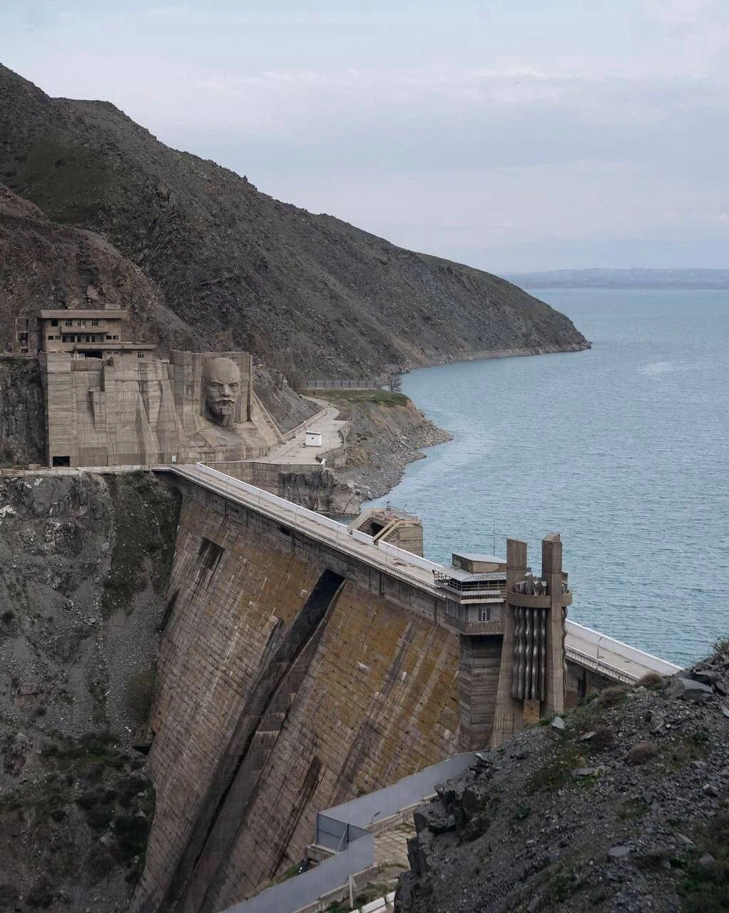 Кировская дамба. Кировское водохранилище Талас. Кировское водохранилище дамба Ленин. Кировское водохранилище Киргизия Ленин. Кировское водохранилище на реке Талас