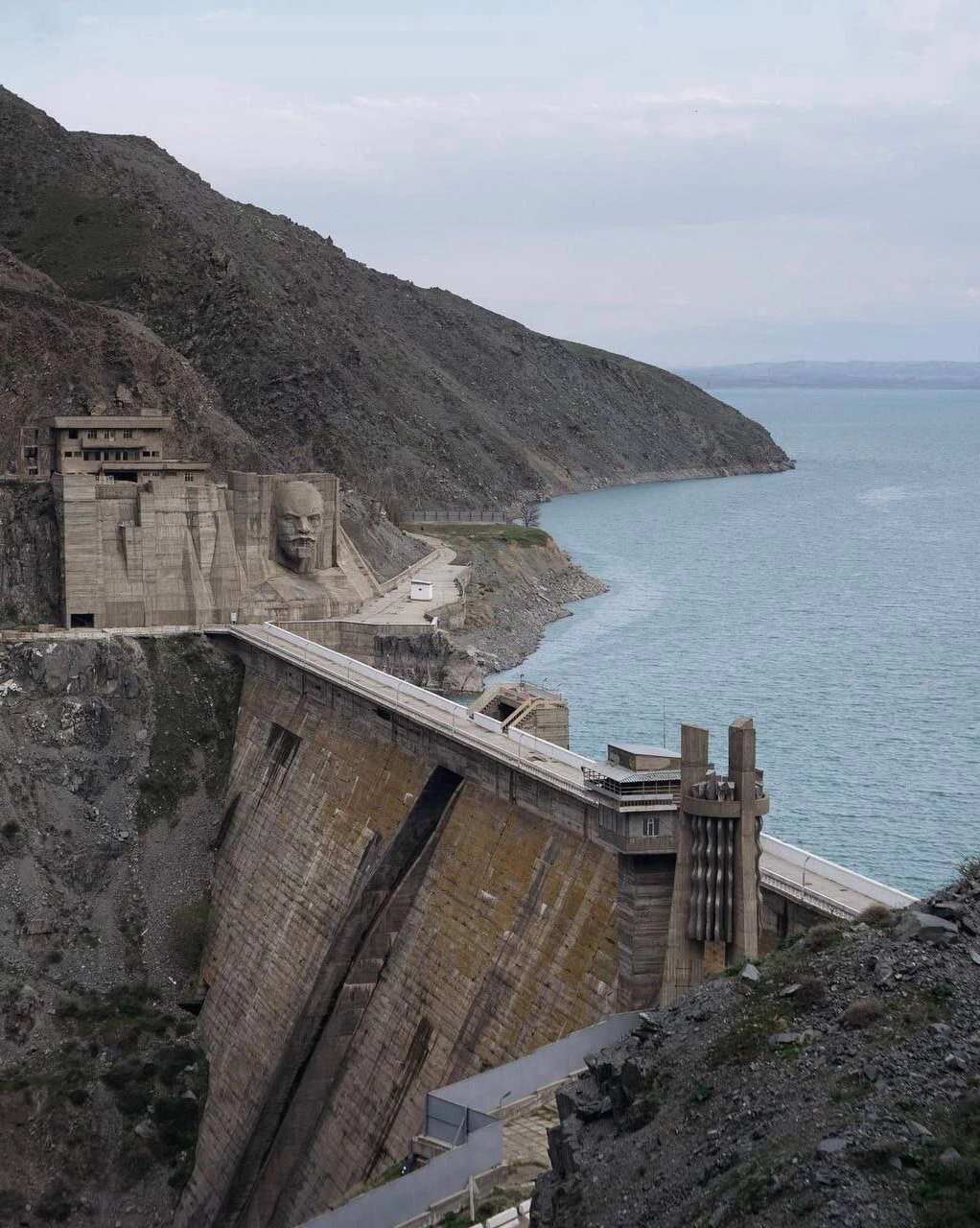 Между плотинами. Кировское водохранилище дамба Ленин. Кировское водохранилище Талас. Кировское водохранилище Киргизия Ленин. Кировское водохранилище в Киргизии дамба.