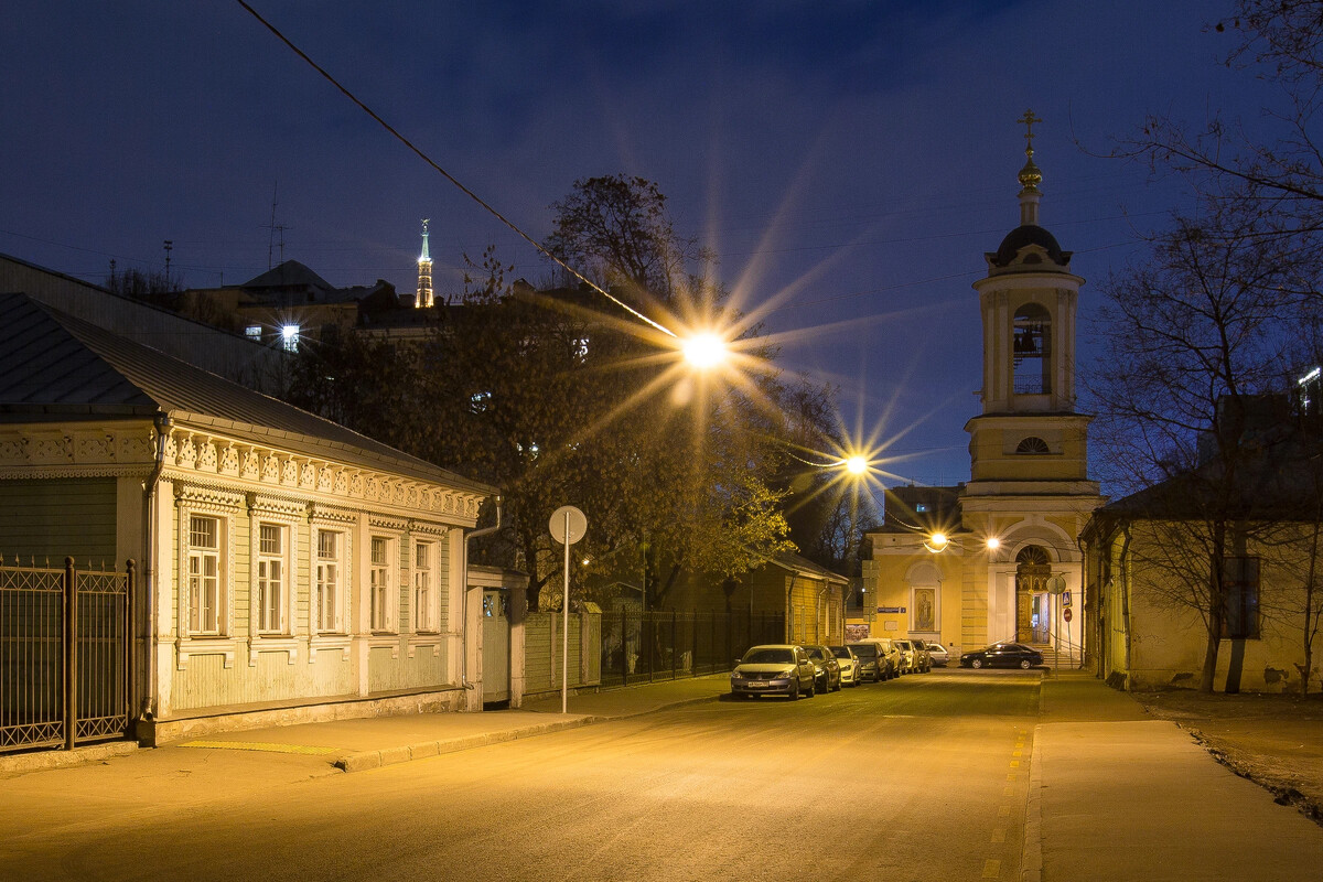 Макеевка переулки. Ночные переулки Москвы. Двор на Воротниковском переулке. Переулок Вечерний храм Кольцово. Большой Предтеченский переулок.