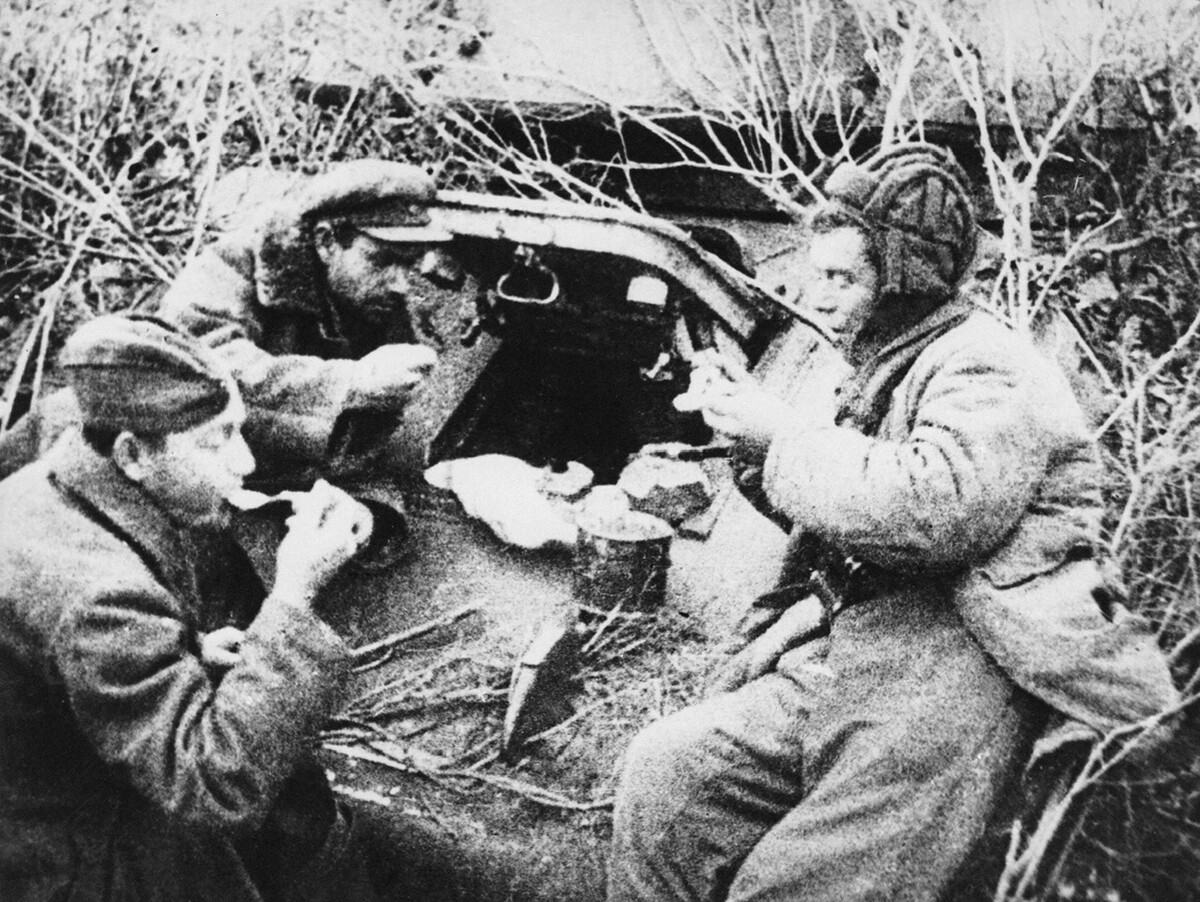 Николай галушкин снайпер. Расстрел военнопленных. Солдат ркка в маскхалате. Евдокия мотина снайпер. Маскировочный костюм мочальный ркка.