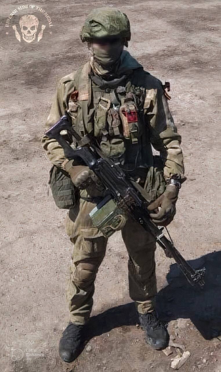 солдаты россии на украине. солдат российской армии. девушка в снуде волонтер с бойцами зима. бойцы z.