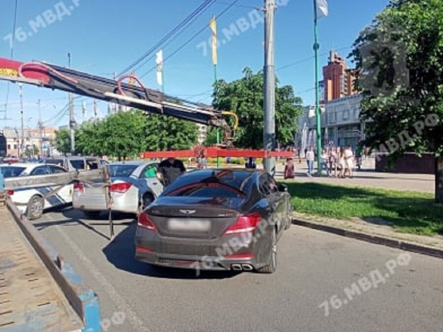 Парковки ярославль. Машина на парковке. Автомобиль на улице. Стоянка автомобилей. Парковочная разметка.