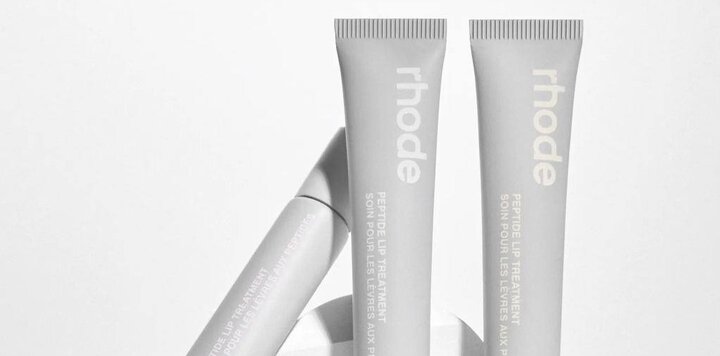 Блеск от хейли бибер. Rhode косметика Хейли. Хейли Бибер косметика Rhode. Rhode Peptide Lip treatment. Rhode бальзам для губ Хейли Бибер.