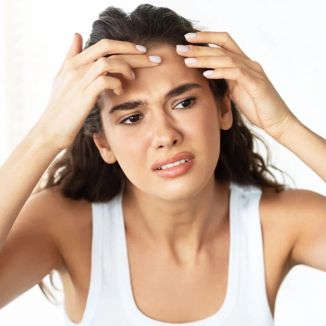 Неприятное лицо. Подавление эмоций. Подавленные эмоции. Резкий запах. Прикрывает рот рукой.