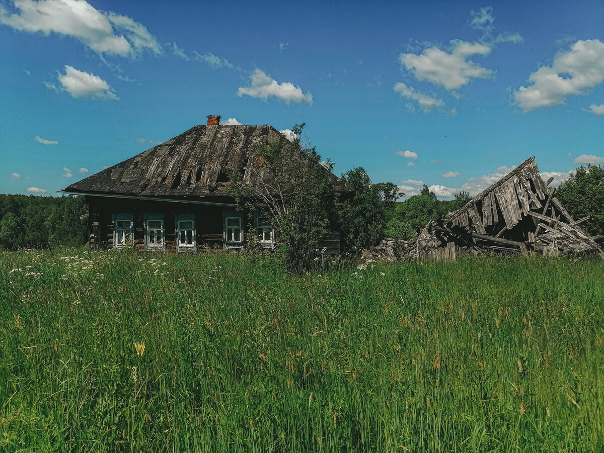 Село закрыть. Заброшенная деревня. Заброшенные деревни Удмуртии. Заброшенный дом в деревне. Деревня староверов в лесу.