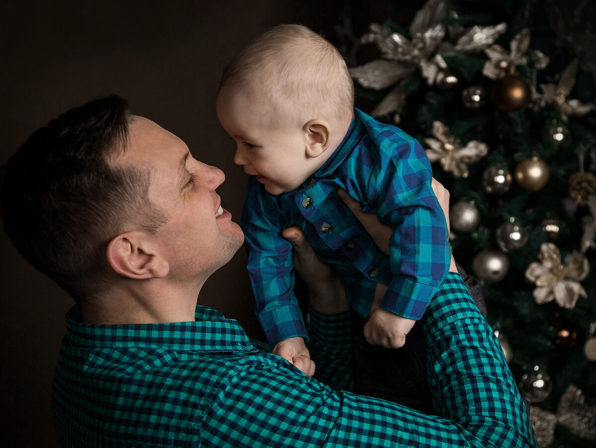 Отец с детьми силуэт. Вечером отец. Дети на берегу моря. Родители и ребенок на закате у моря. Вечером отец.