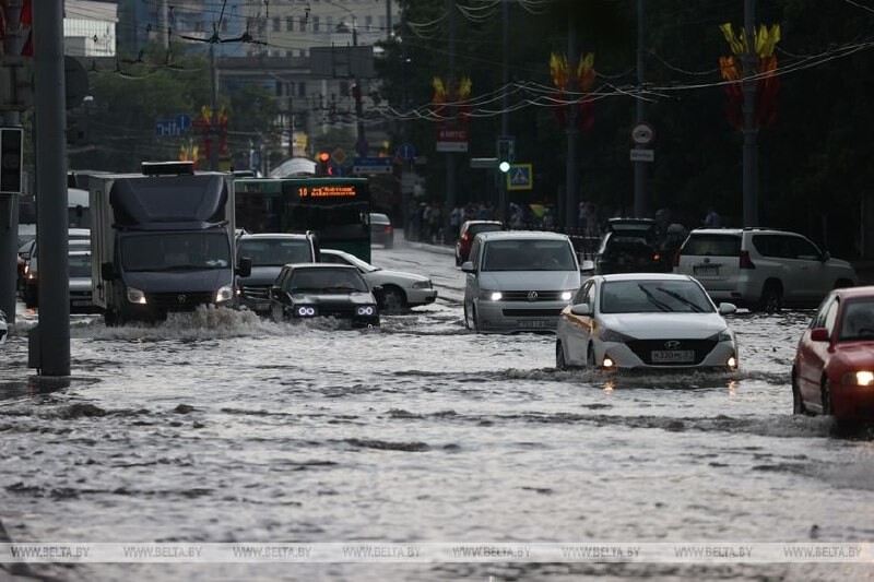 Ливень в москве сегодня фото. Гололед в самаре сейчас. Сильный дождь. Ливень в городе. Ливень в москве сегодня.