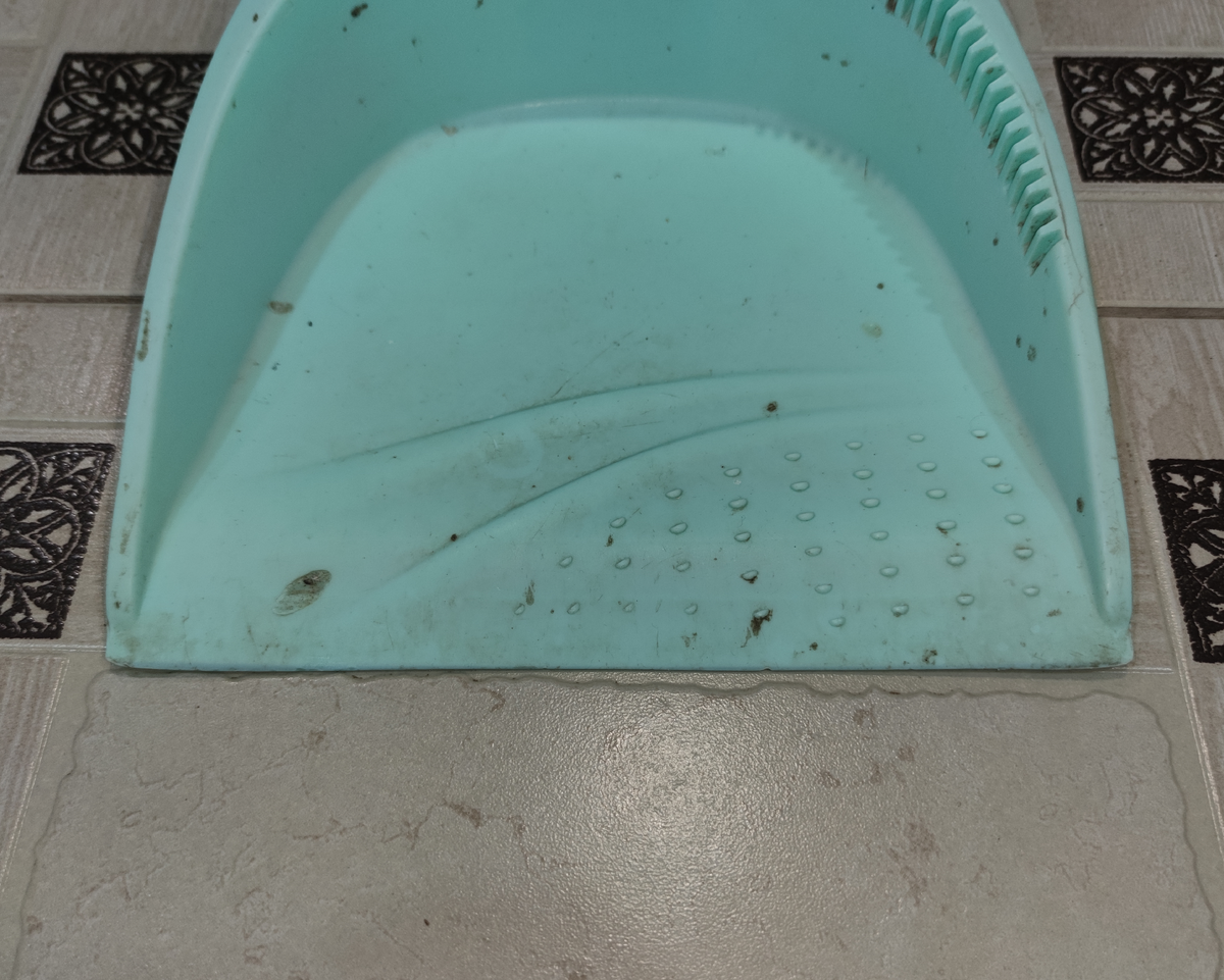 Бывает что когда подметаешь пол — совок не плотно прилегает к ...