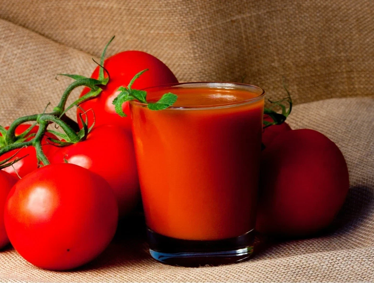 Польза томатного сока для организма мужчины. Томатный сок. Томатный сок маленький. Ликопин в томатах. Сок томатный полезный сок.