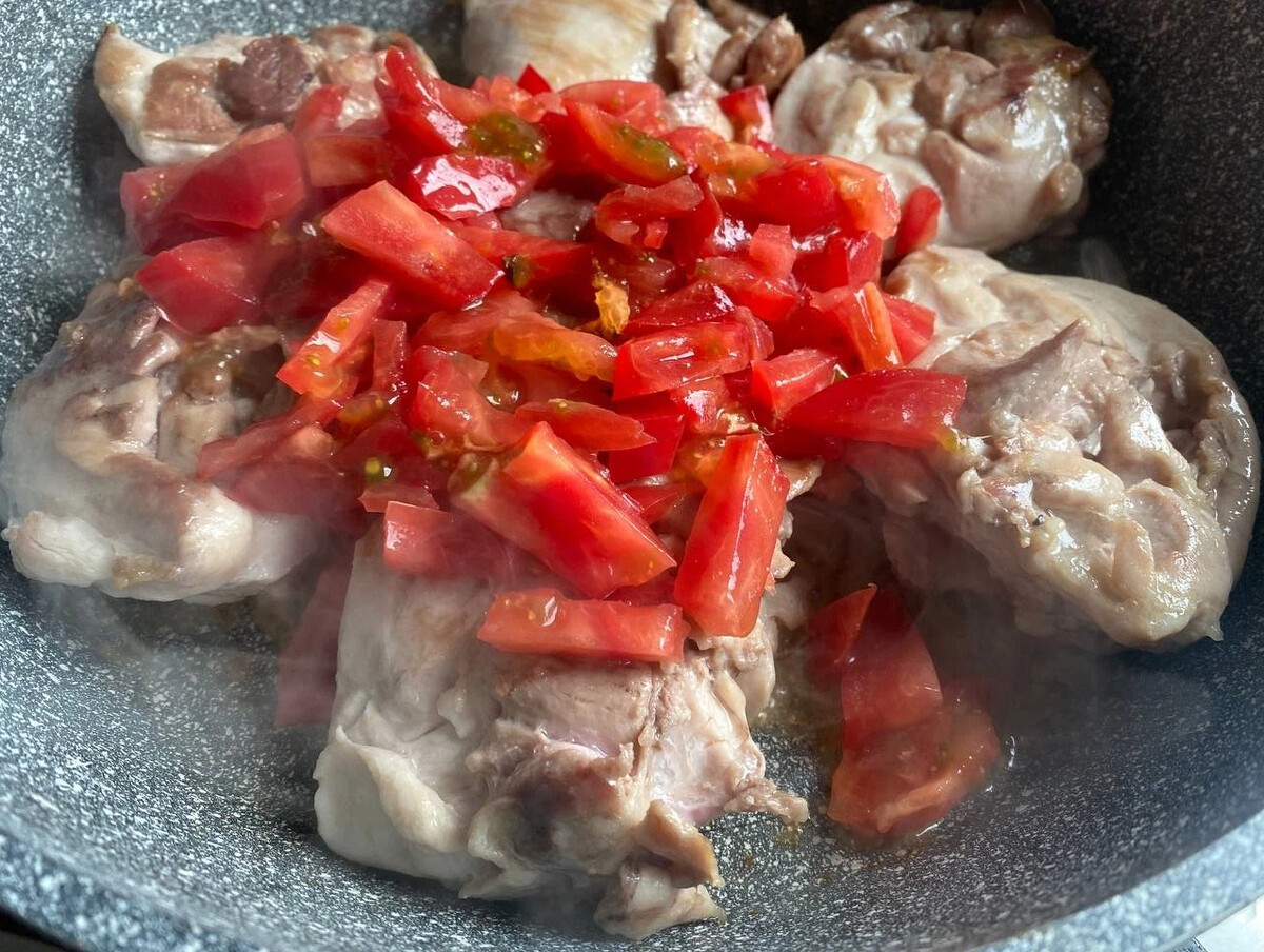 Курица с помидорами на сковороде рецепт. Чахохбили из баранины. Яхни по-грузински. Чахохбили красивое фото.