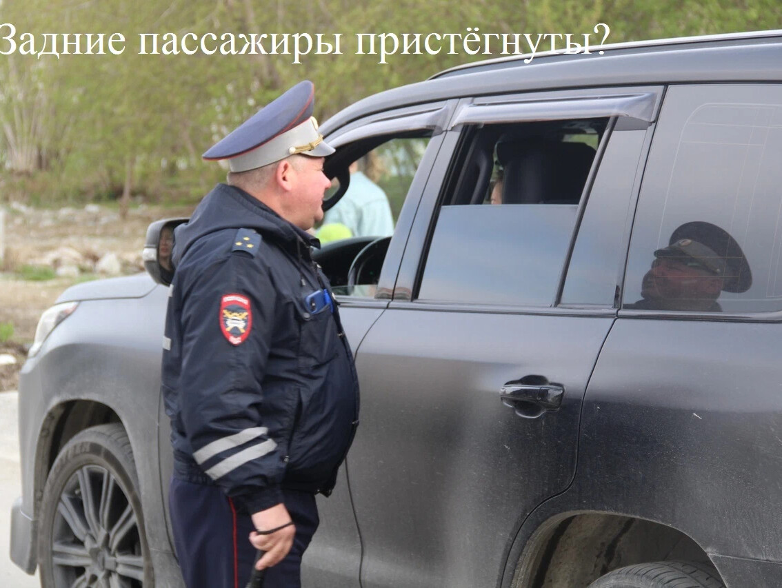 полицейский штрафует. инспектор гибдд.