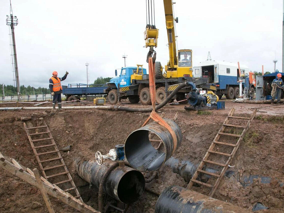 Демонтаж лотков теплотрассы. Копка траншей. Прокладка трубопровода. Ремонт инженерных сетей. Прокладка сетей канализации вчшг 200 траншея.