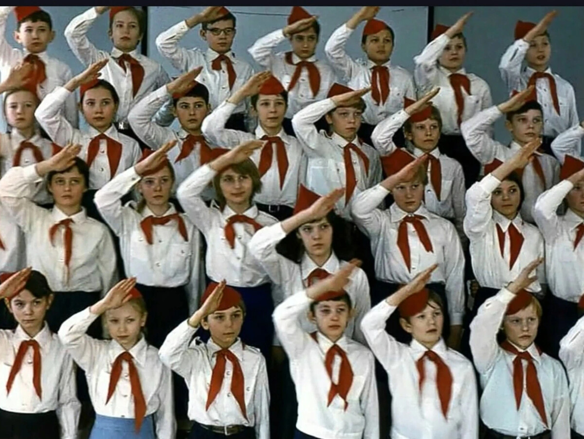 Картинка пионерки в галстуке