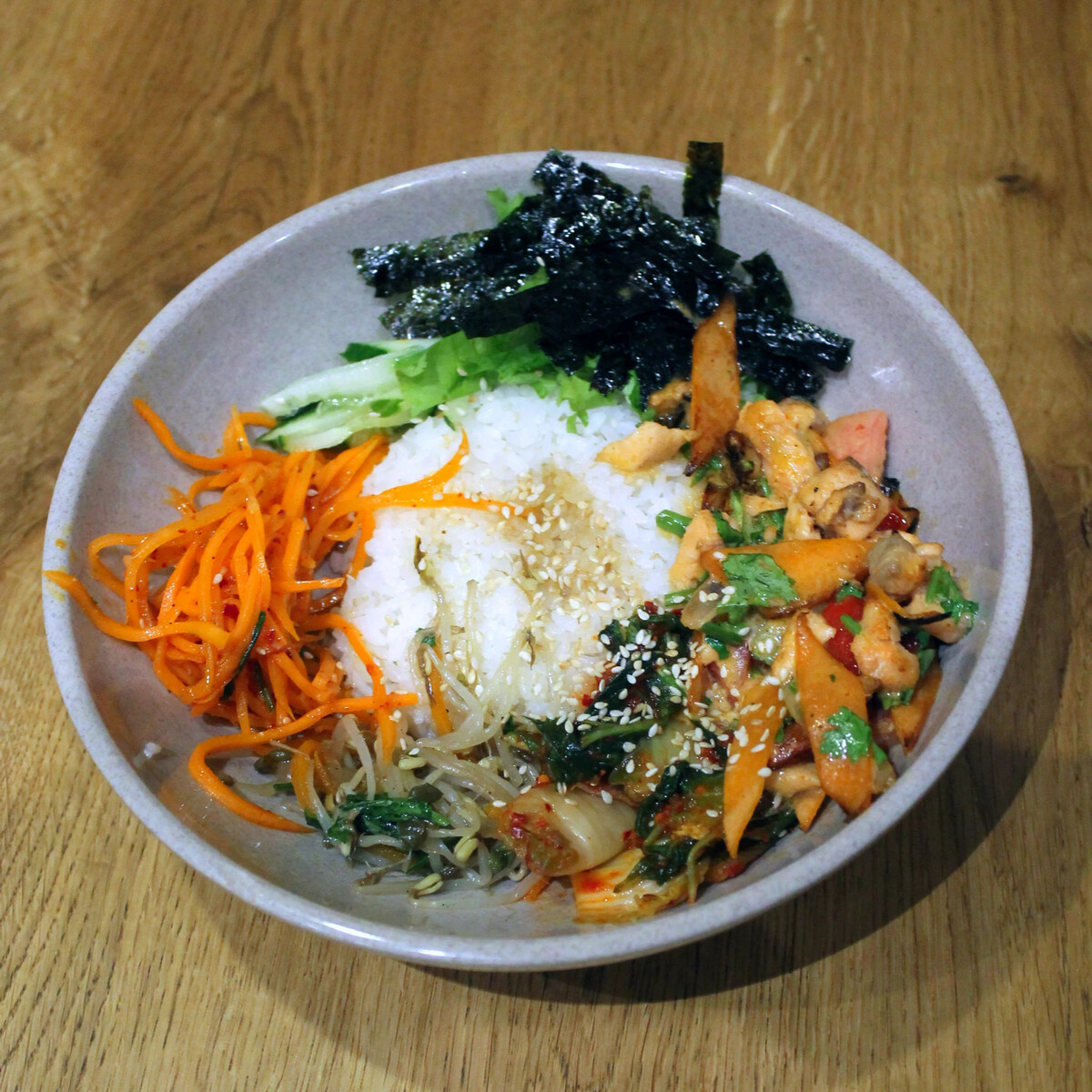 Суперпопулярное корейское блюдо под названием Пибимпап. Очень вкусно ...