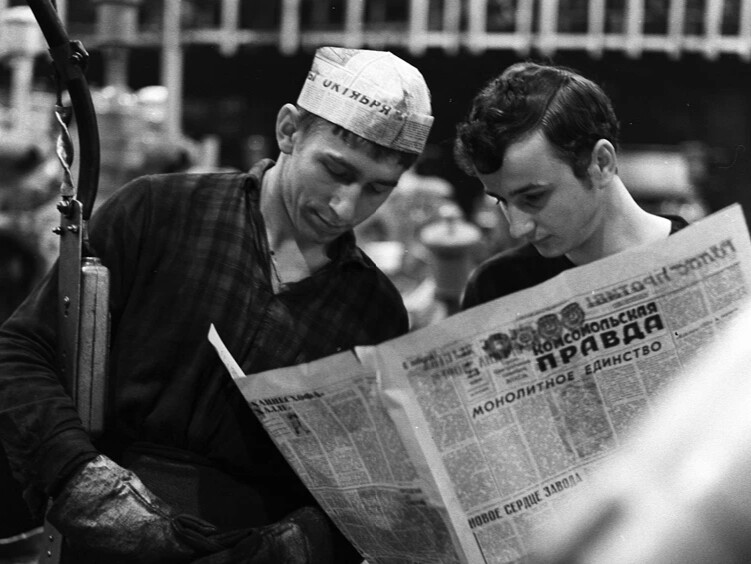 Люди читают Комсомолку. Комсомольская правда 1990. Комсомольские СМИ. Правда фото. Почему люди читают газеты и журналы