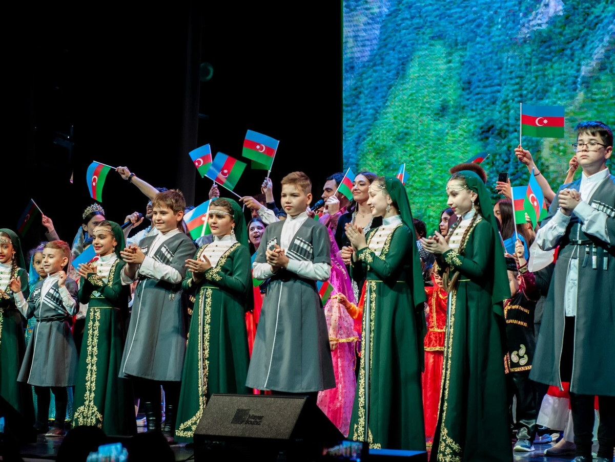 Какой день в азербайджане. День азербайджанской культуры. Национальные праздники Азербайджана. Азербайджанская национально-культурная автономия. Праздничные дни Азербайджан.