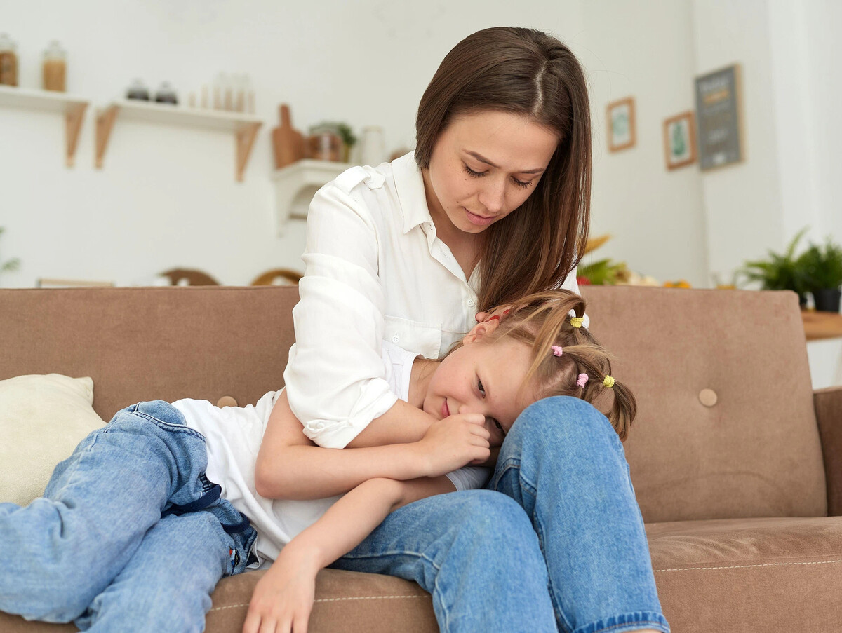 Stroking moms. Отец утешает дочь 12 June 2014. Гладит по голове дочку.