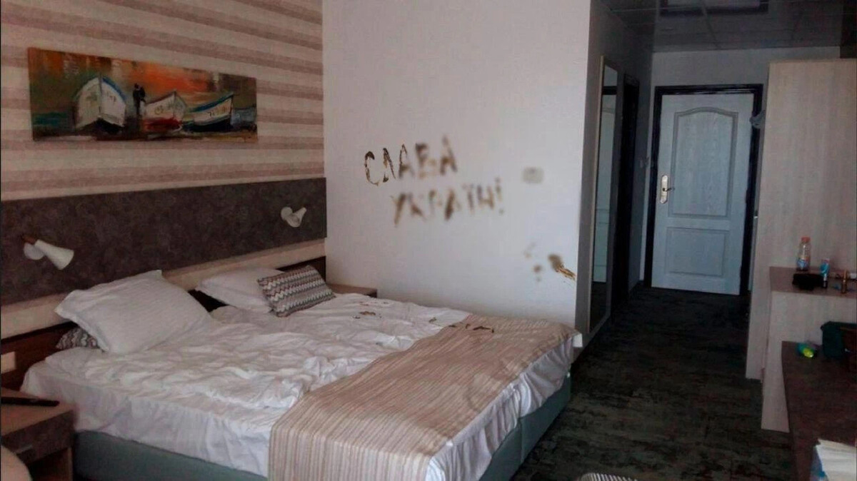 Фекалии на стене в болгарском отеле