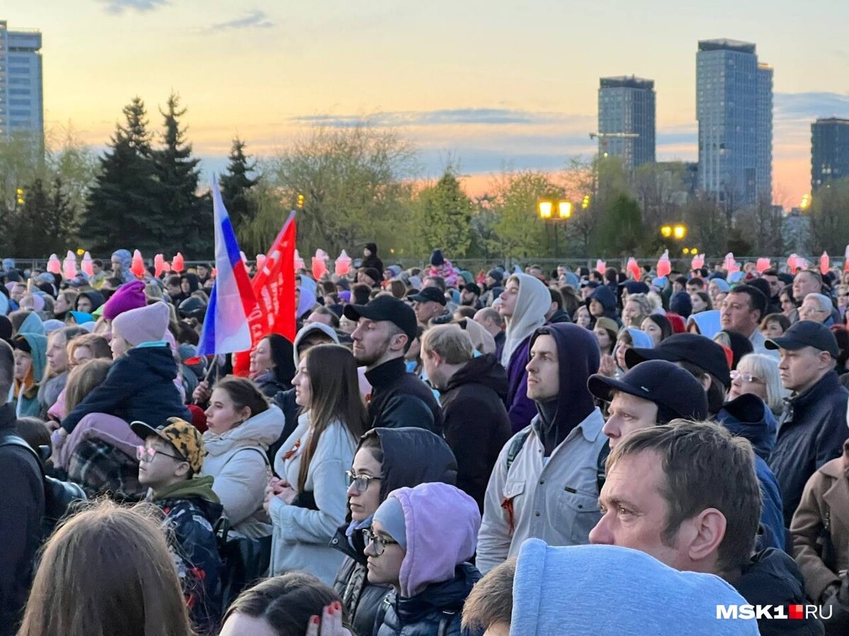 Концерт на вднх 9 мая. Салют на Поклонной горе 9 мая. Концерт на Поклонной горе в Москве. Концерт 9 мая 2022 Москва. Празднование дня Победы в Москве.