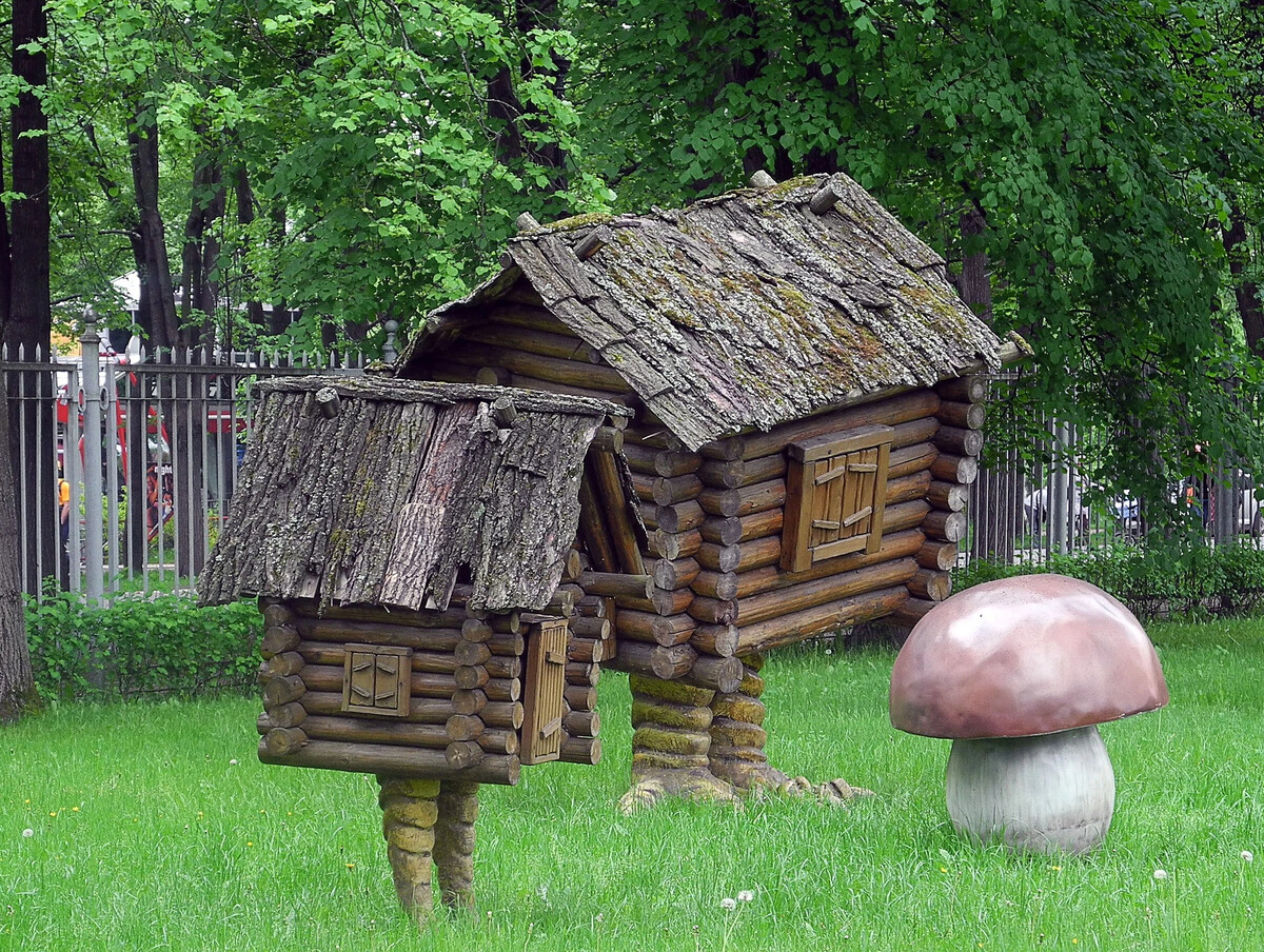 Избушка на курьих ножках своими руками для сада из цемента