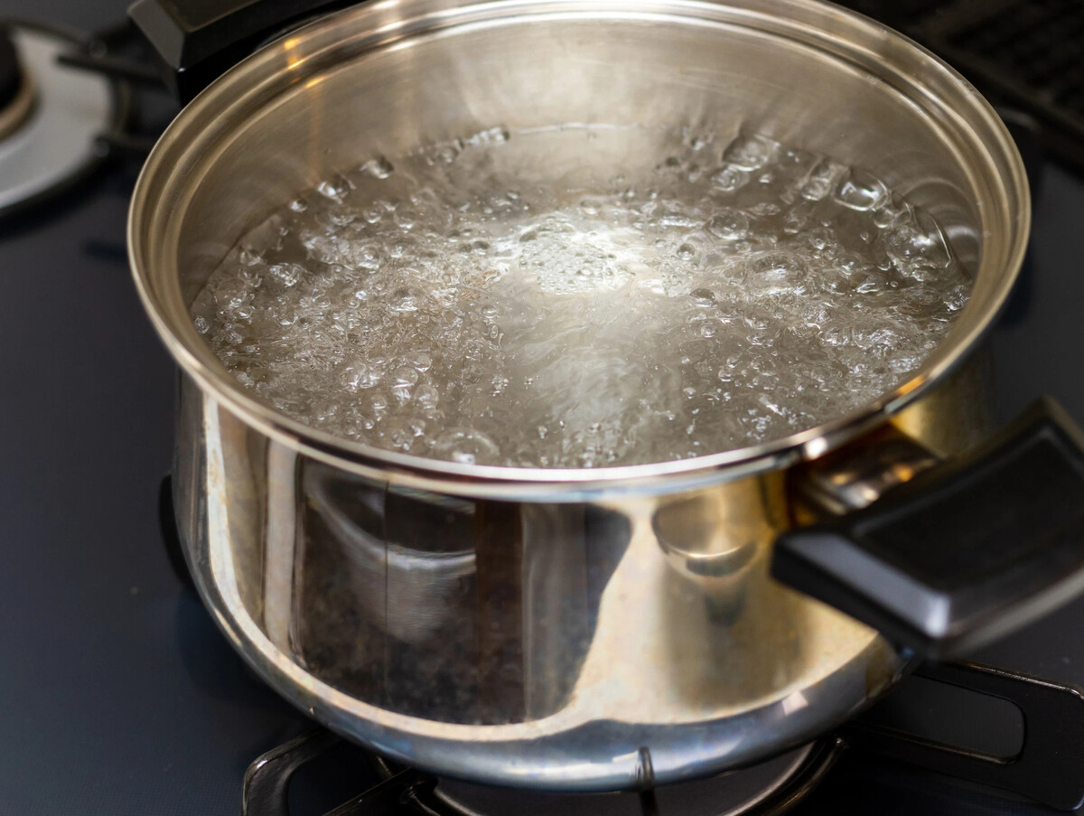 Head Wash in boiling Water. Boiling in a Water Bath Laboratory.