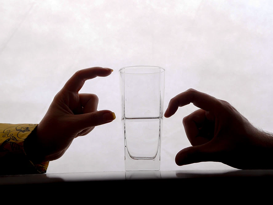 На столе пустой стакан. Наполовину полный стакан. Стакан наполовину пуст. Стакан наполовину пустой или полный. Полупустой стакан.