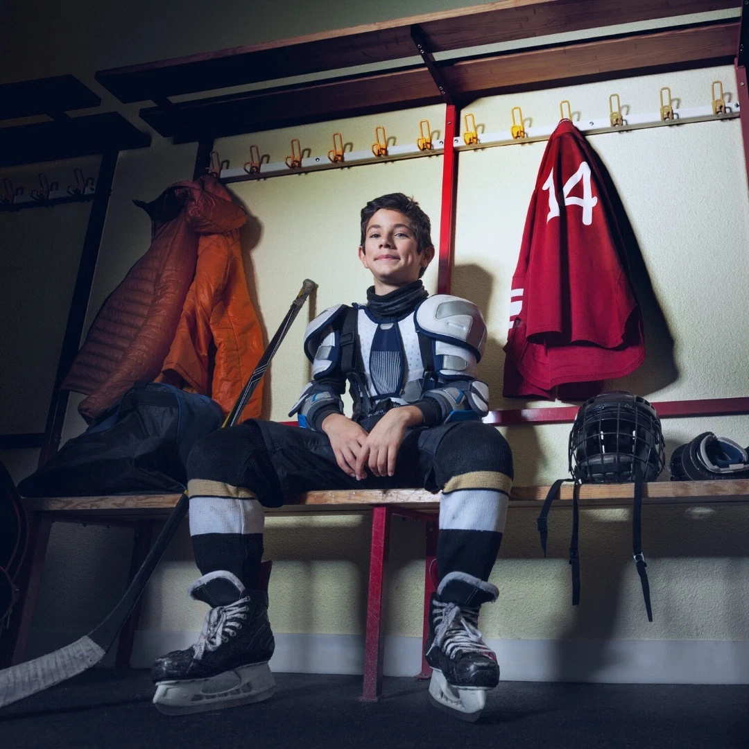 Парни возбудились в спортивках. Тренер с юными футболистами. Парни подростки раздевалка. Хоккеист сидит на скамейке. Хайс блом.