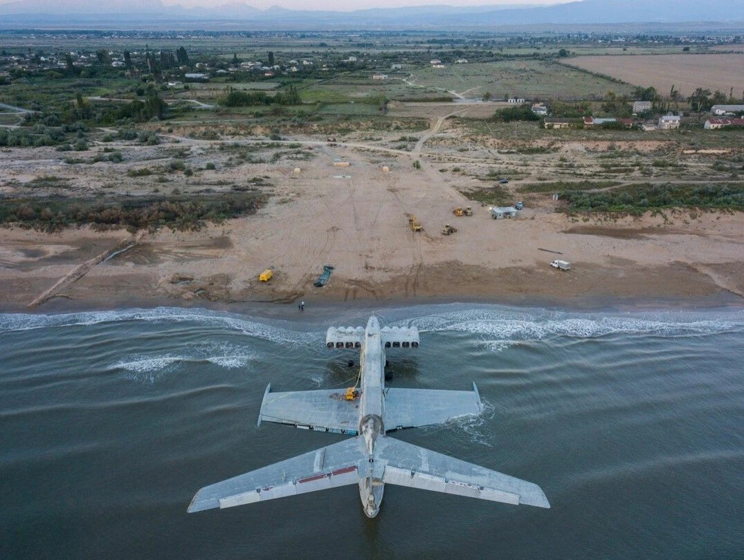 самолет в дербенте на море