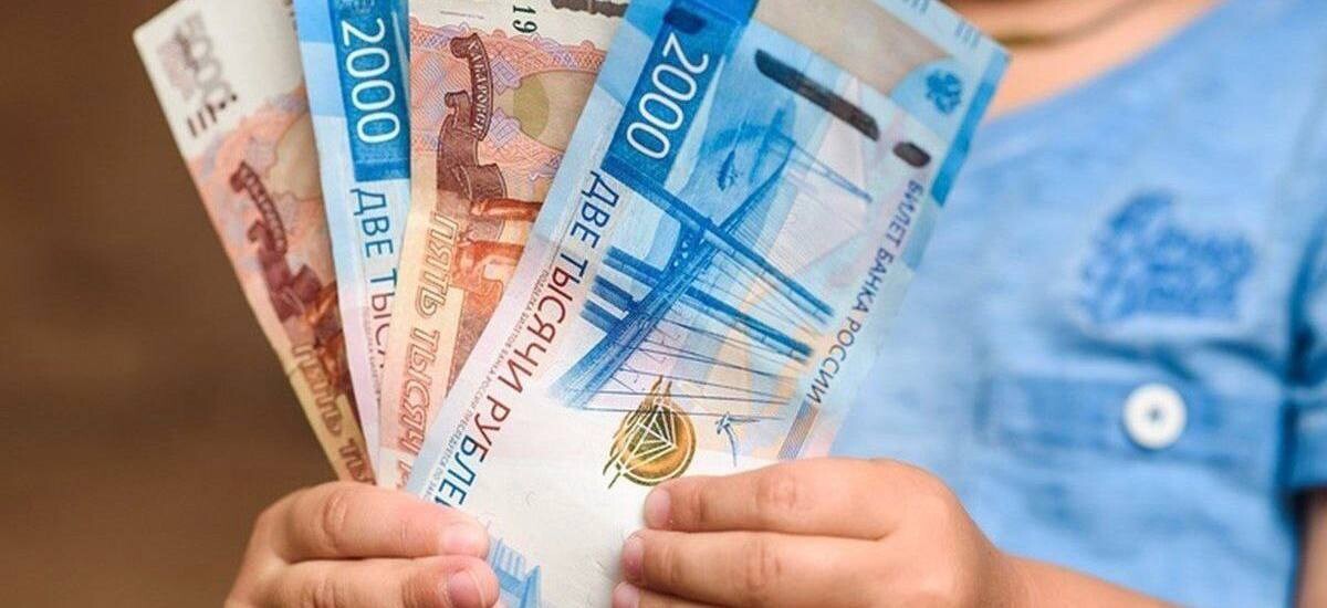 более шестидесяти тысяч. семьдесят девять тысяч восемьсот рублей. пятитысячные купюры фото на рабочий стол. более шестидесяти тысяч. 47 тысяч рублей.