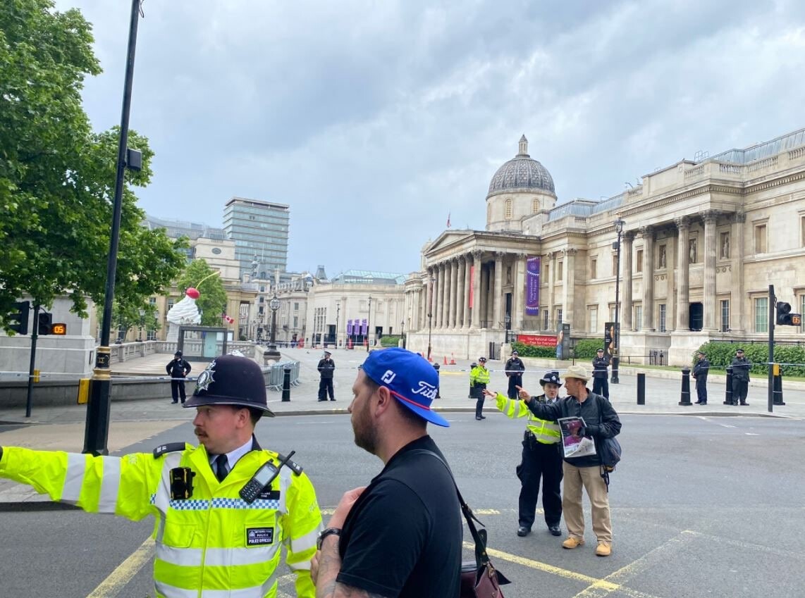 Полицейский в лондоне. Лондонский полицейский. Полиция Лондона. Полиция лондонского Сити. Полиция Европы.