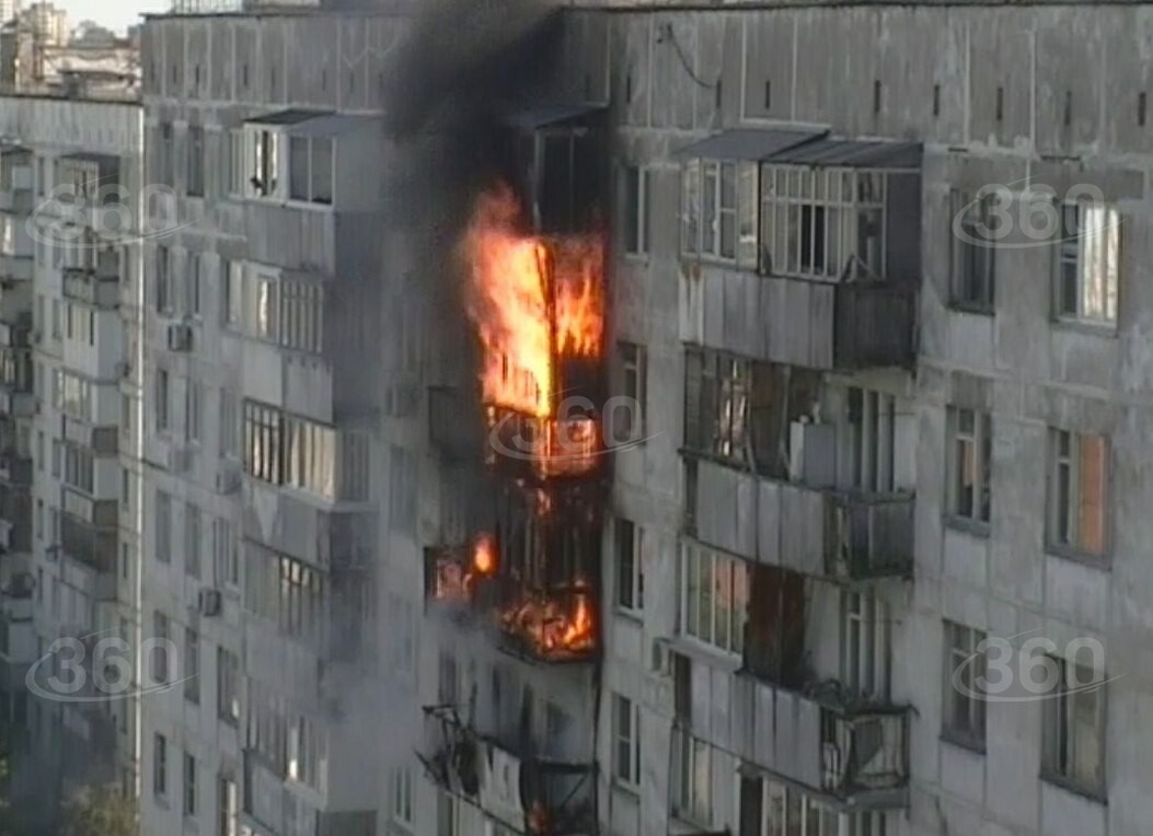 Пожар на 2 этаже. Пожар в квартире. Дом горит. Пожар в квартире в Москве. Многоэтажки.