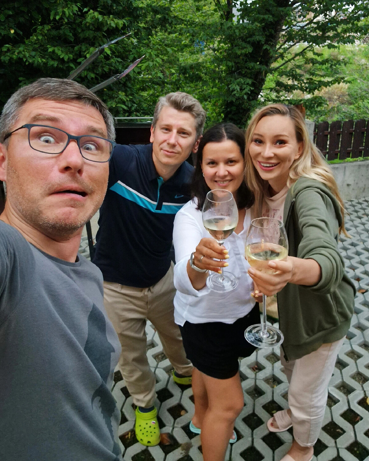 Вчера вечером устроили барбекю-вечеринку при свечах во дворике наших ...